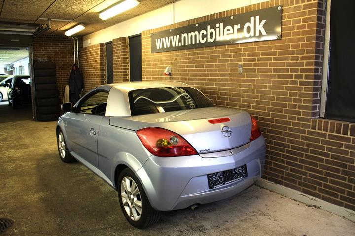 Blå Opel Tigra fra 2009