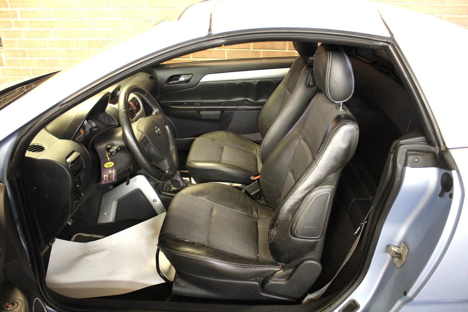 Blå Opel Tigra fra 2009
