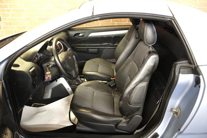 Blå Opel Tigra fra 2009