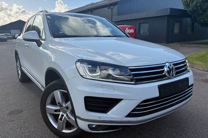 Hvid VW Touareg fra 2017 set udefra
