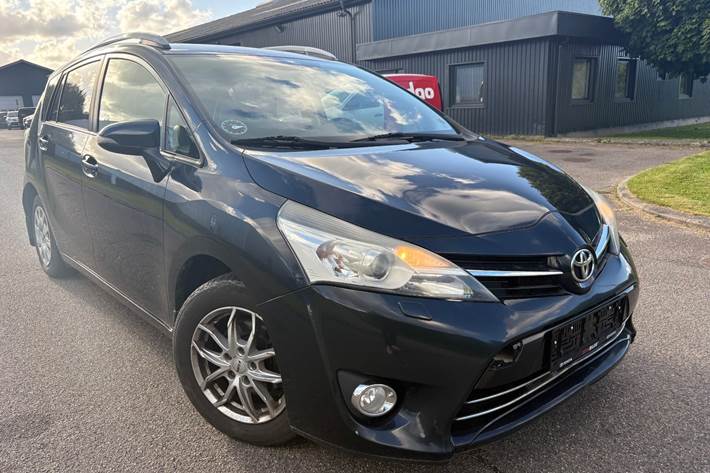 Sort Toyota Sportsvan fra 2015 set udefra