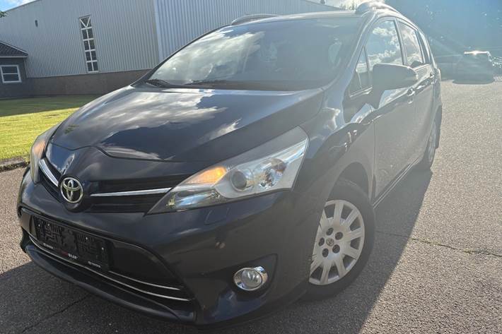 Sort Toyota Sportsvan fra 2015