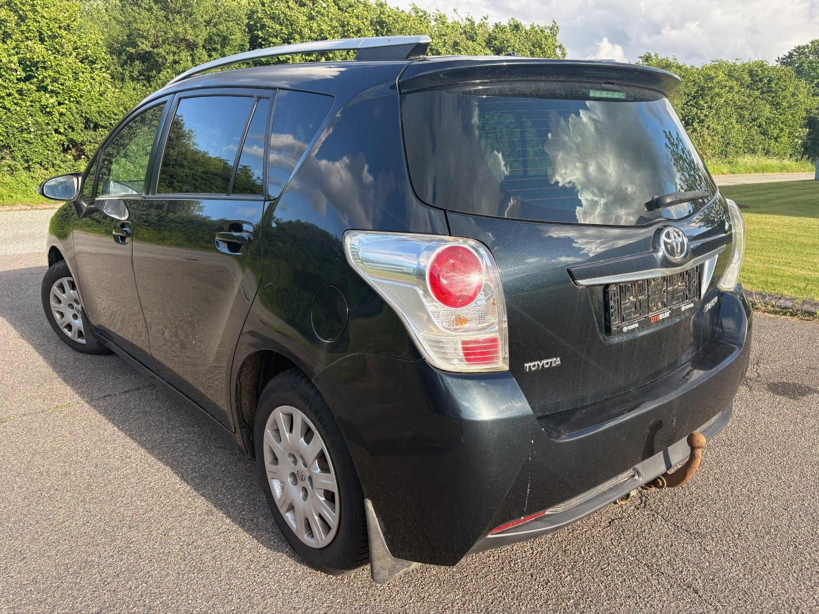 Sort Toyota Sportsvan fra 2015