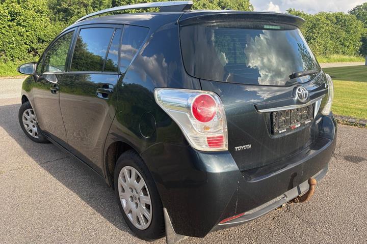 Sort Toyota Sportsvan fra 2015