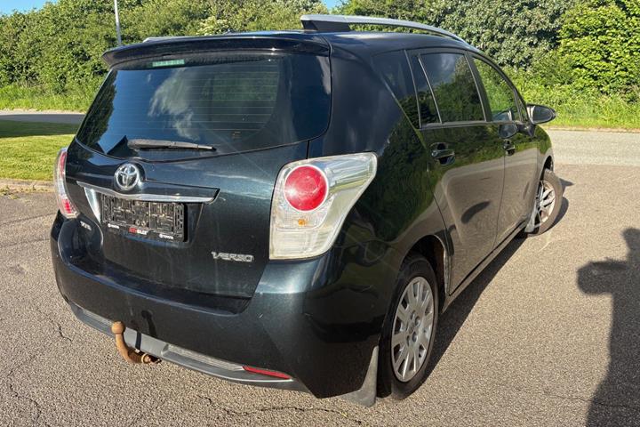 Sort Toyota Sportsvan fra 2015