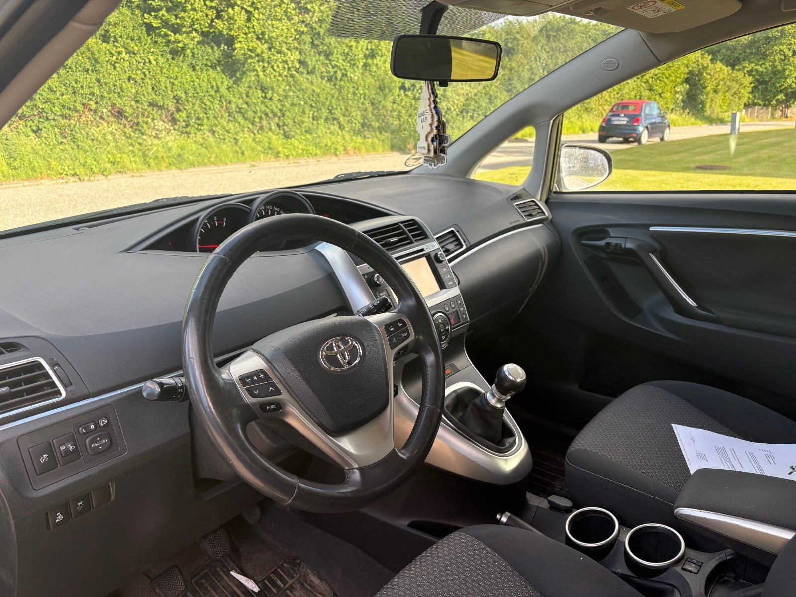 Sort Toyota Sportsvan fra 2015