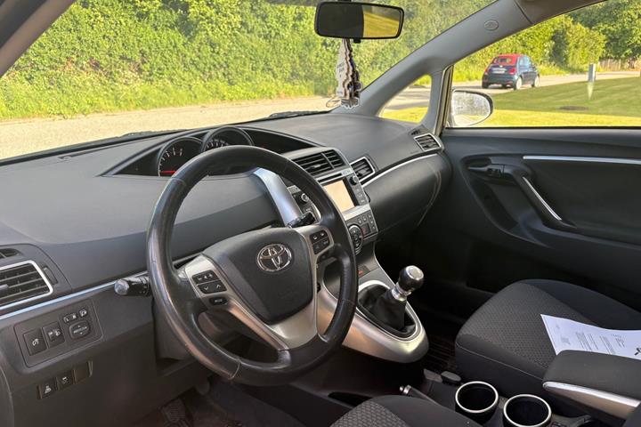 Sort Toyota Sportsvan fra 2015