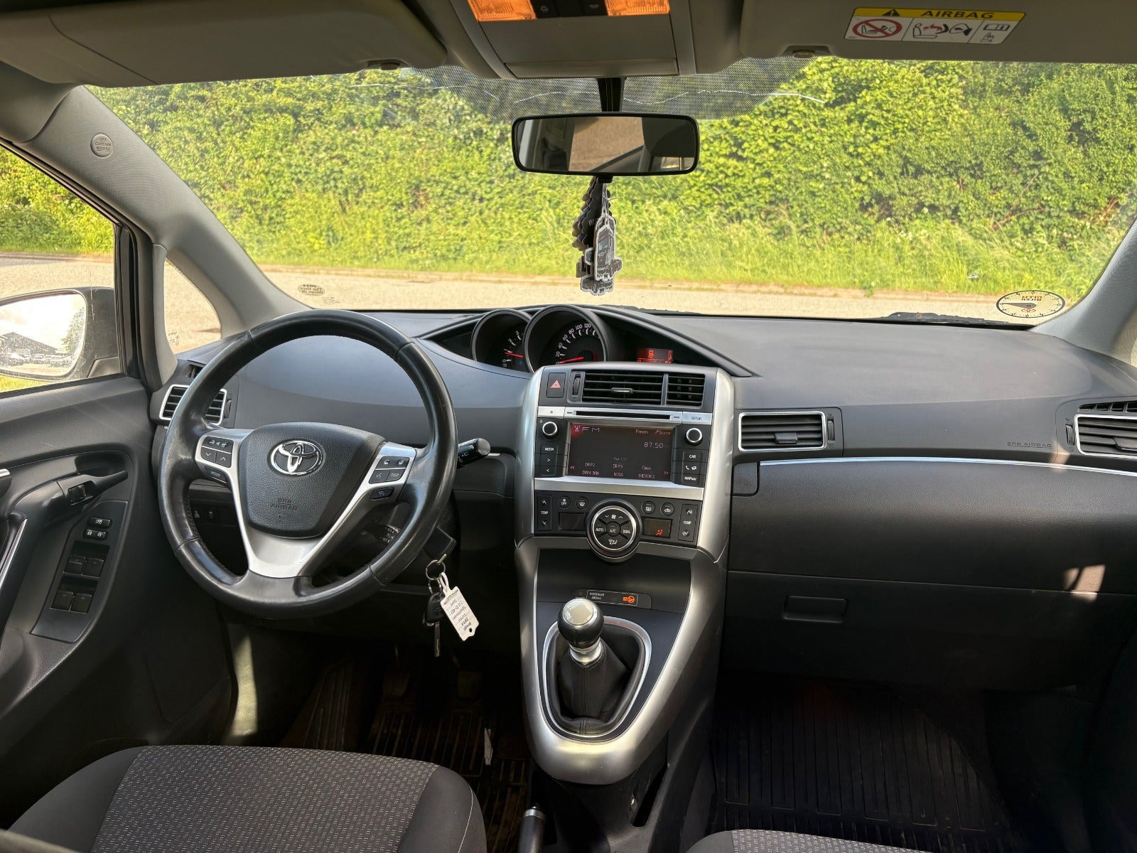 Sort Toyota Sportsvan fra 2015