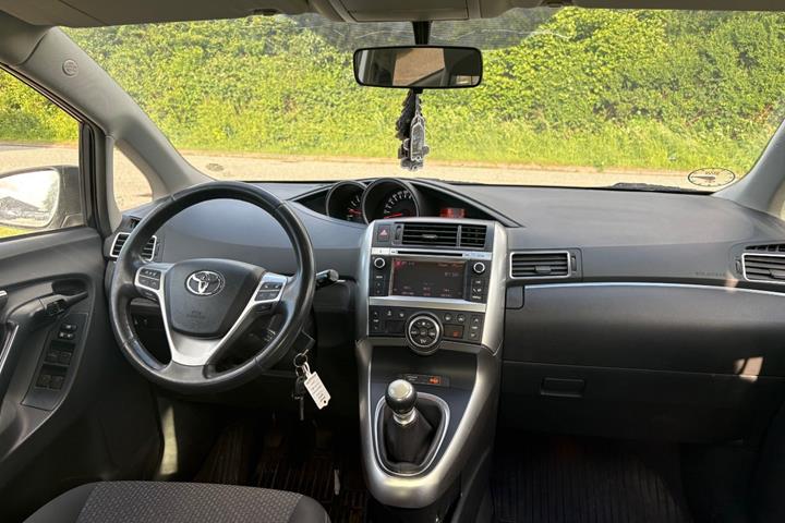 Sort Toyota Sportsvan fra 2015