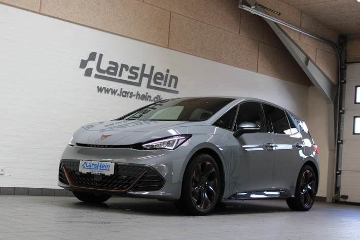Grå Cupra Born fra 2024 set udefra