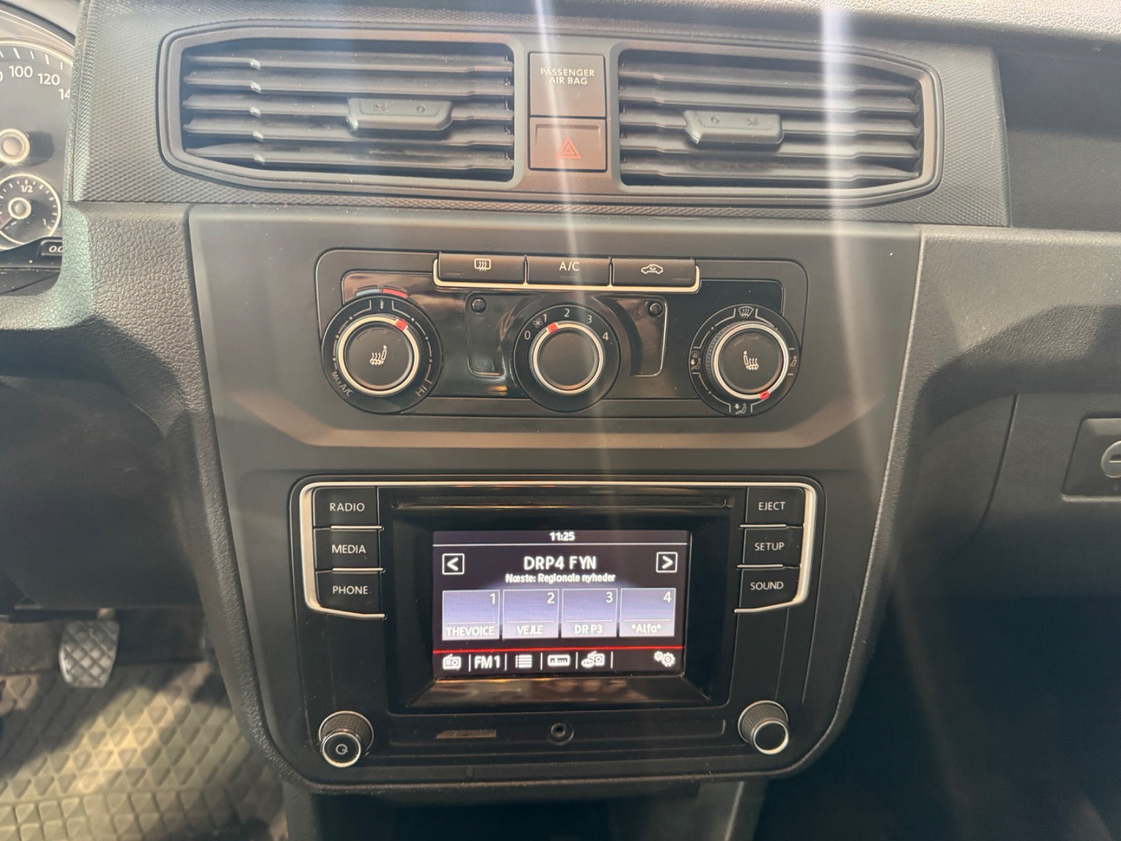 Gul VW Caddy fra 2015