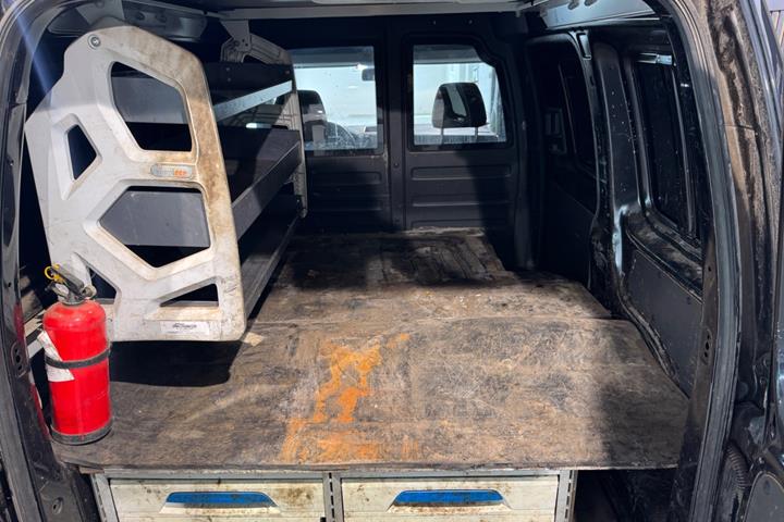 Gul VW Caddy fra 2015