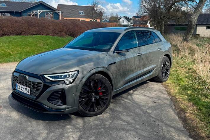 Grå Audi Q8 e-tron fra 2024