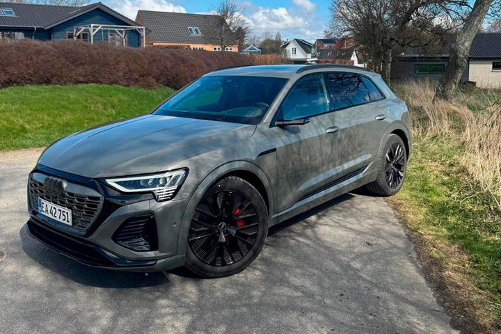 Grå Audi Q8 e-tron fra 2024 set udefra