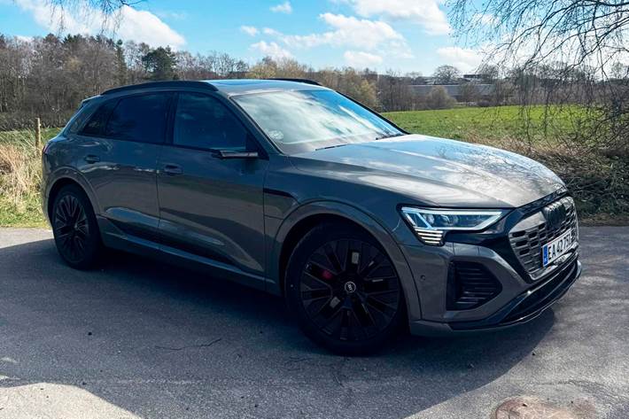 Grå Audi Q8 e-tron fra 2024