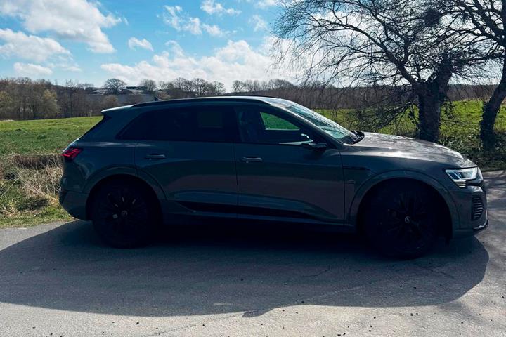 Grå Audi Q8 e-tron fra 2024