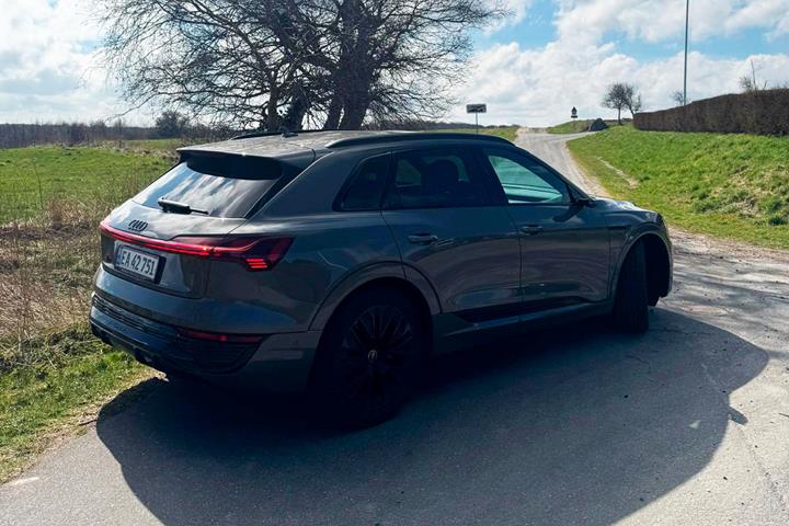 Grå Audi Q8 e-tron fra 2024
