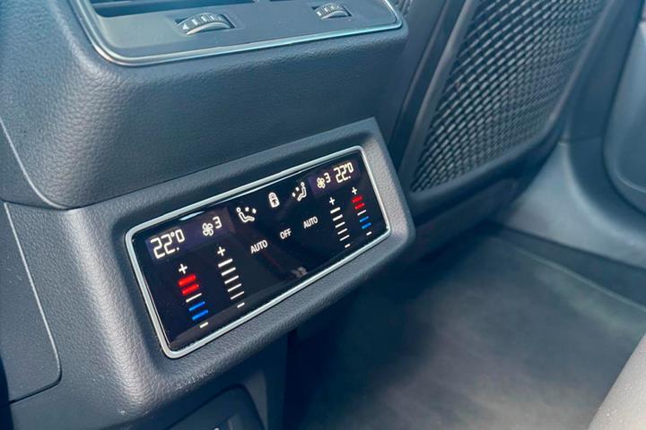 Grå Audi Q8 e-tron fra 2024