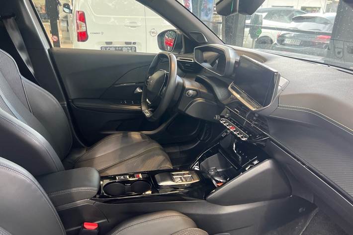 Grå Peugeot e-2008 fra 2022