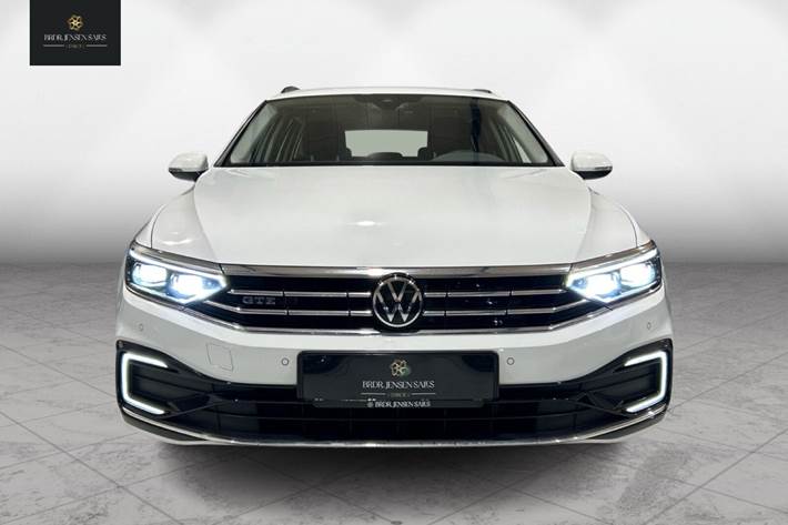 Hvid VW Passat fra 2022