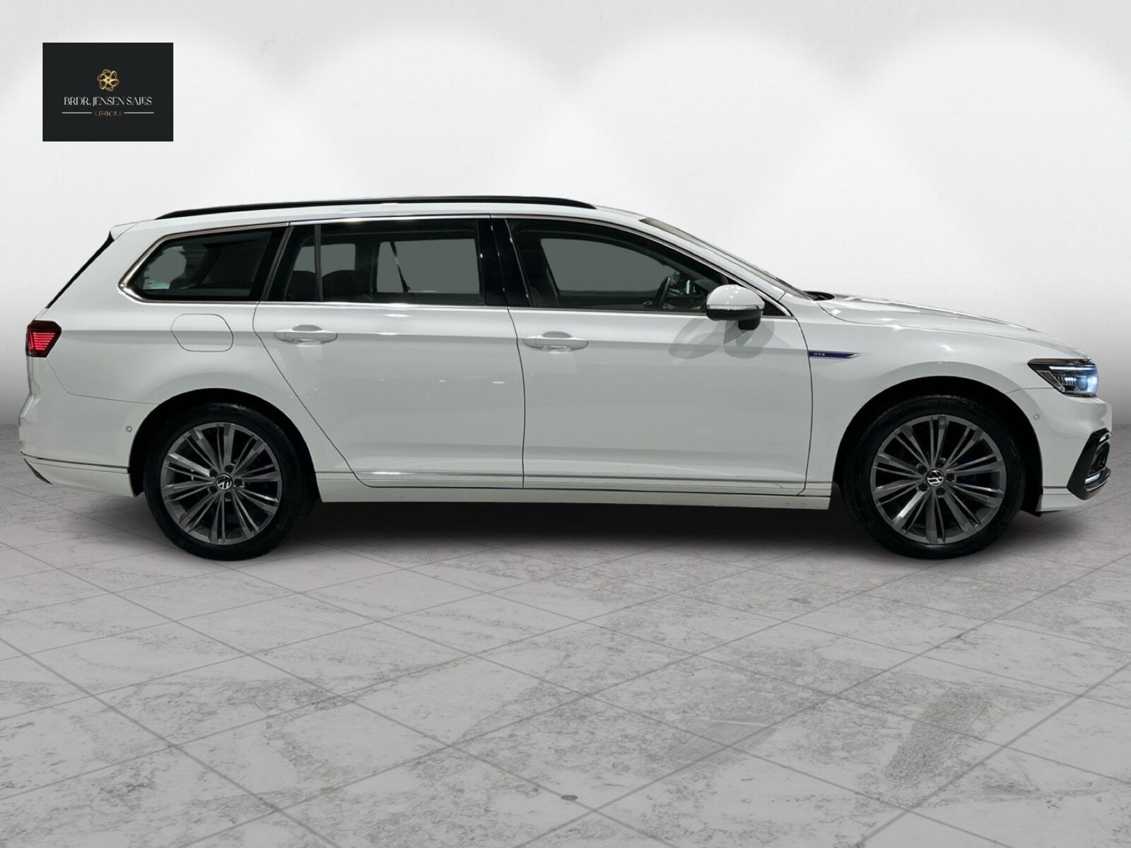 Hvid VW Passat fra 2022