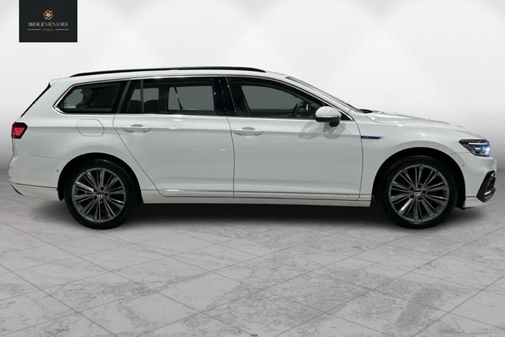 Hvid VW Passat fra 2022