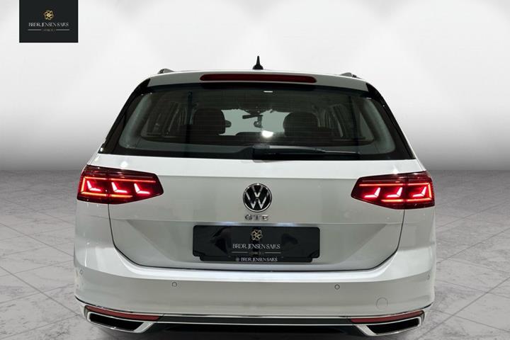 Hvid VW Passat fra 2022