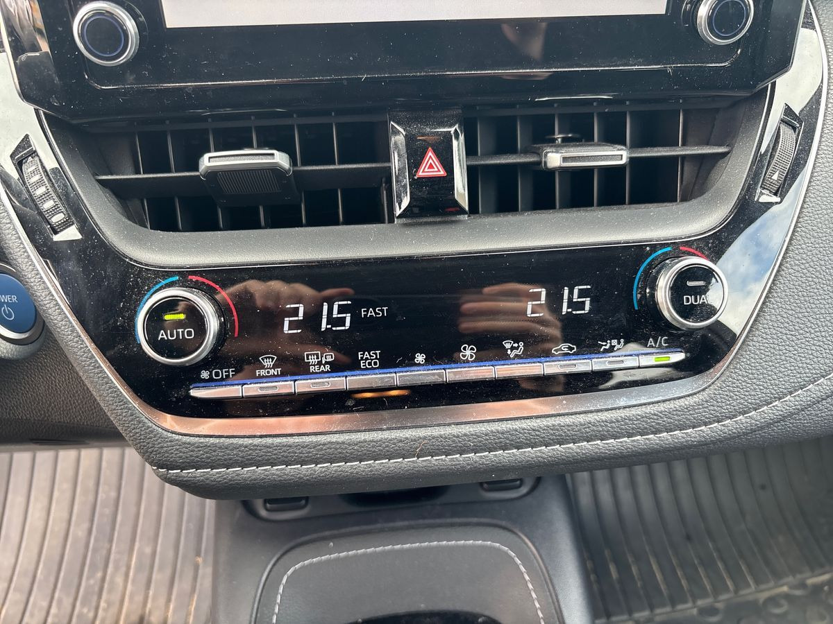 Hvid Toyota Corolla fra 2020