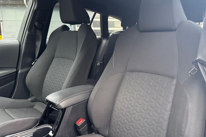 Hvid Toyota Corolla fra 2020
