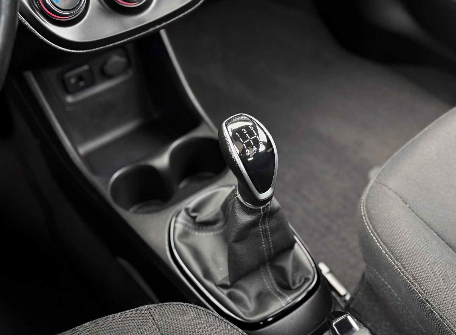 Rød Opel Karl fra 2016