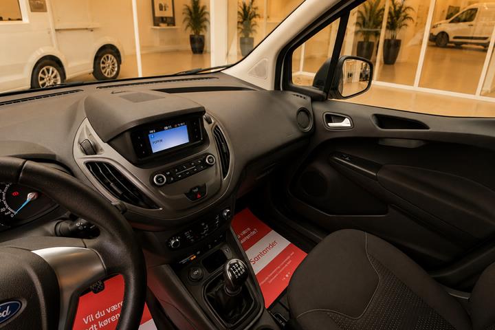 Hvid Ford Transit Courier fra 2022