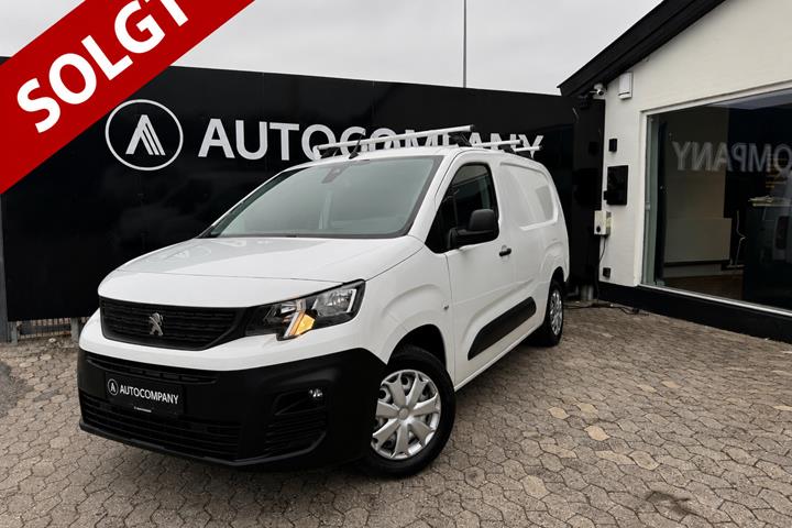 Hvid Peugeot Partner fra 2022 set udefra