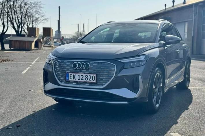 Grå Audi Q4 e-tron fra 2025 set udefra