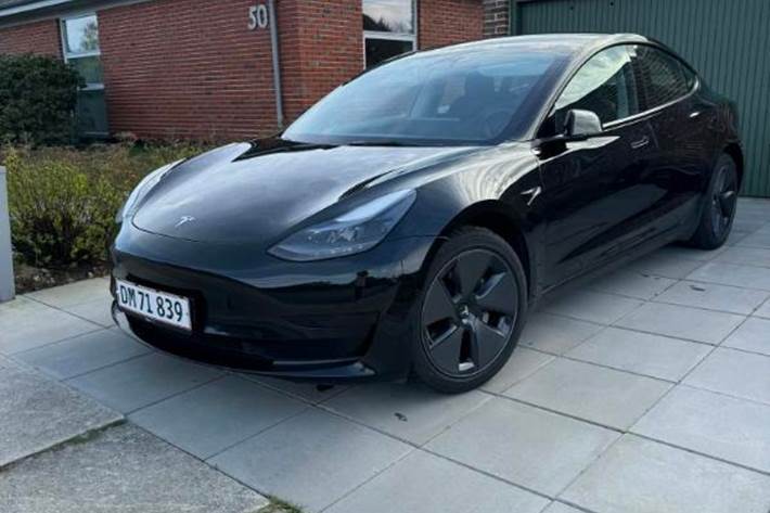 Sort Tesla Model 3 fra 2022