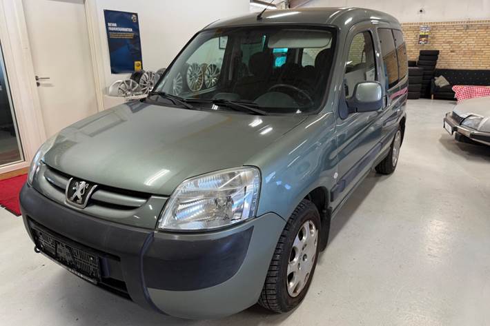 Grøn Peugeot Partner fra 2005 set udefra
