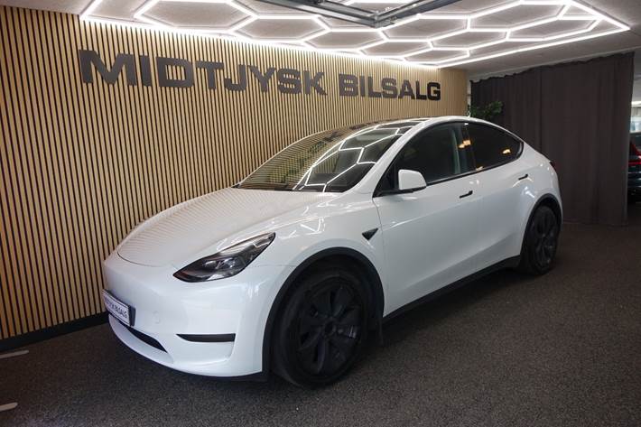 Hvid Tesla Model Y fra 2023