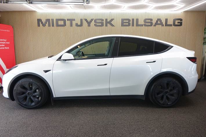 Hvid Tesla Model Y fra 2023