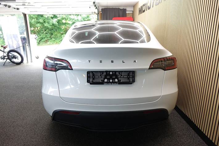 Hvid Tesla Model Y fra 2023