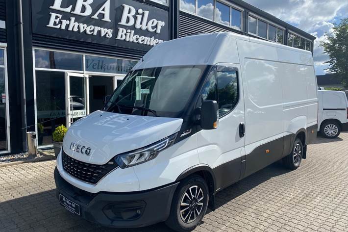 Hvid Iveco Daily fra 2022 set udefra