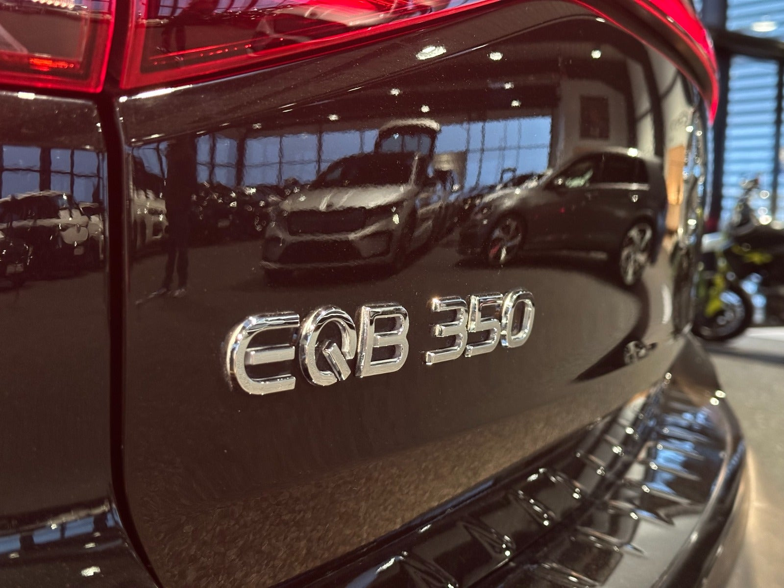 Sort Mercedes EQB350 fra 2023