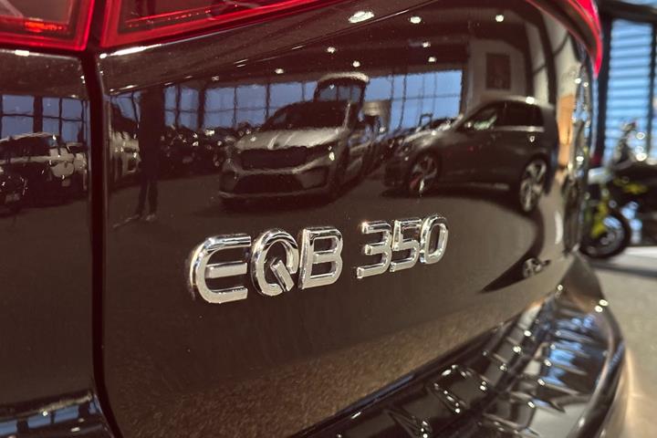 Sort Mercedes EQB350 fra 2023