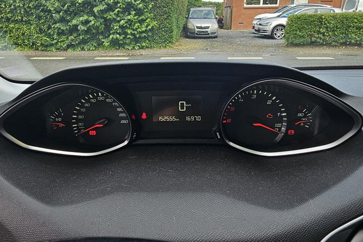 Rød Peugeot 308 fra 2017