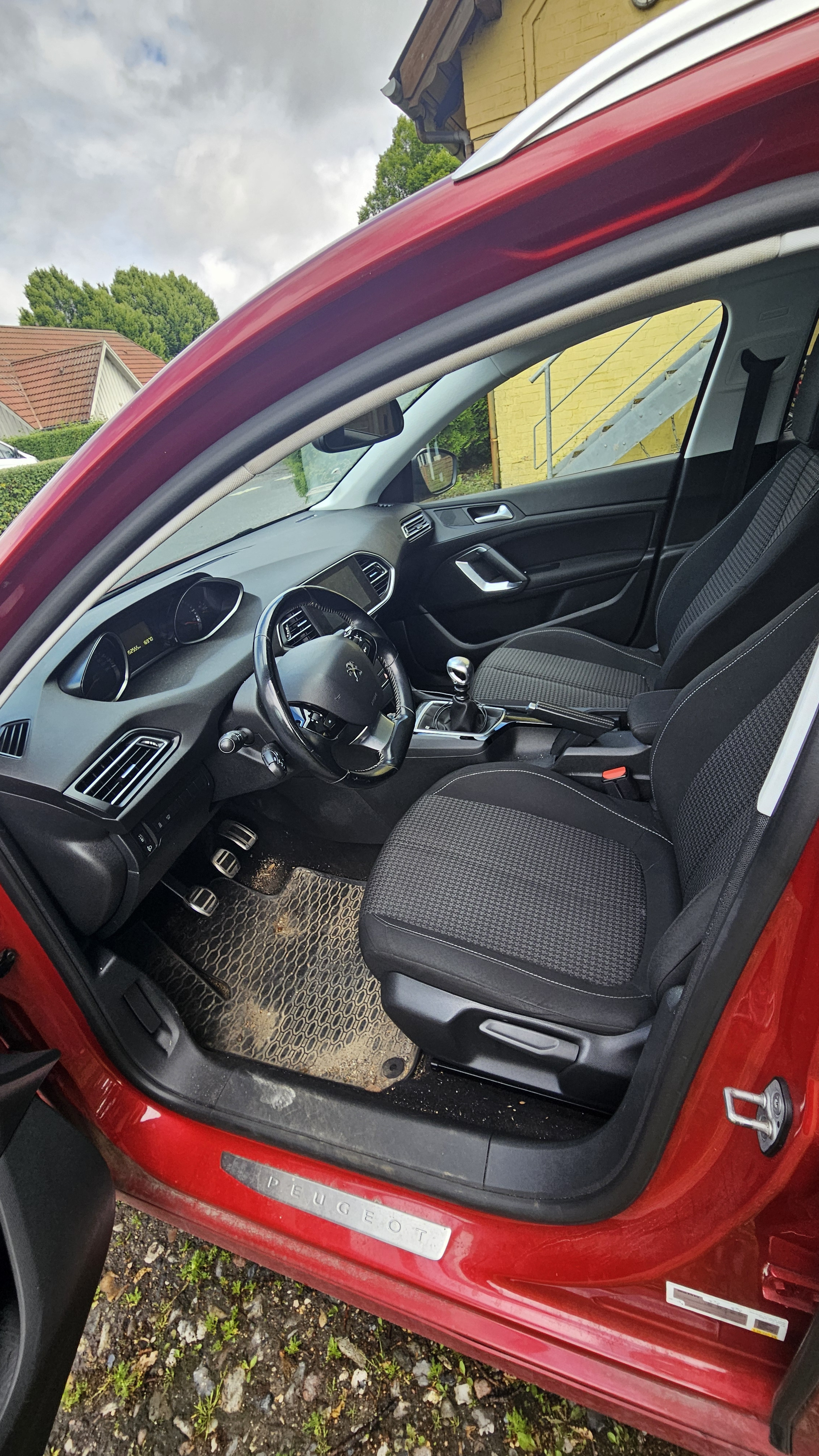 Rød Peugeot 308 fra 2017