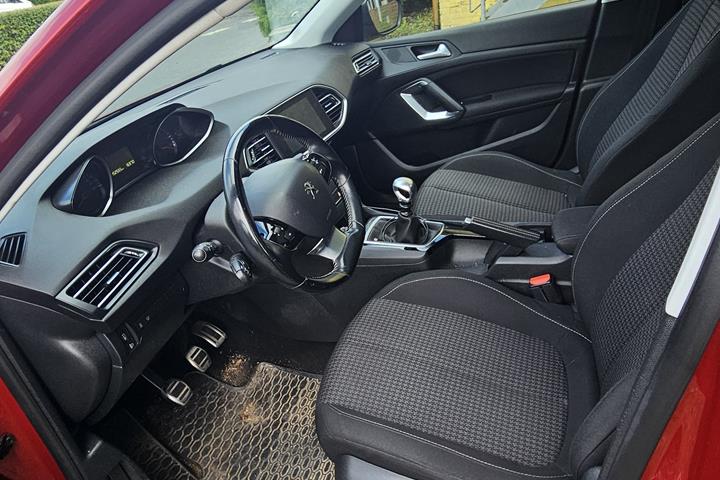 Rød Peugeot 308 fra 2017