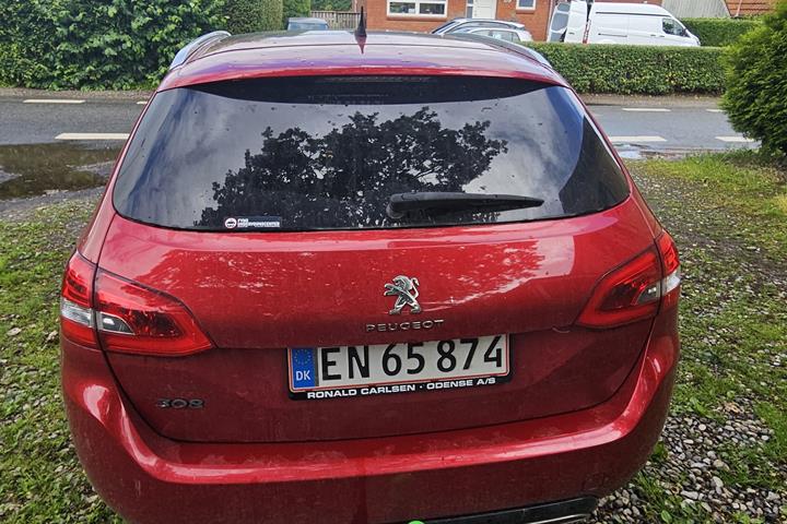 Rød Peugeot 308 fra 2017