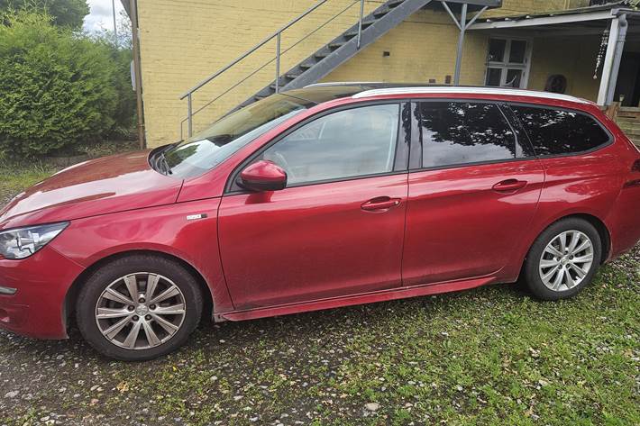 Rød Peugeot 308 fra 2017