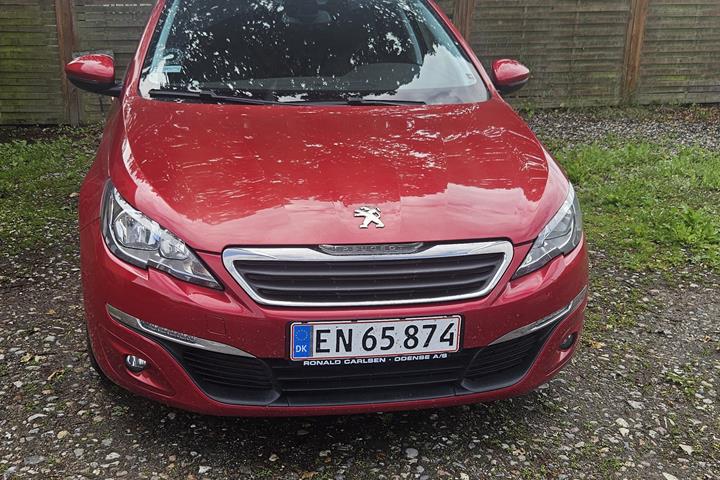 Rød Peugeot 308 fra 2017