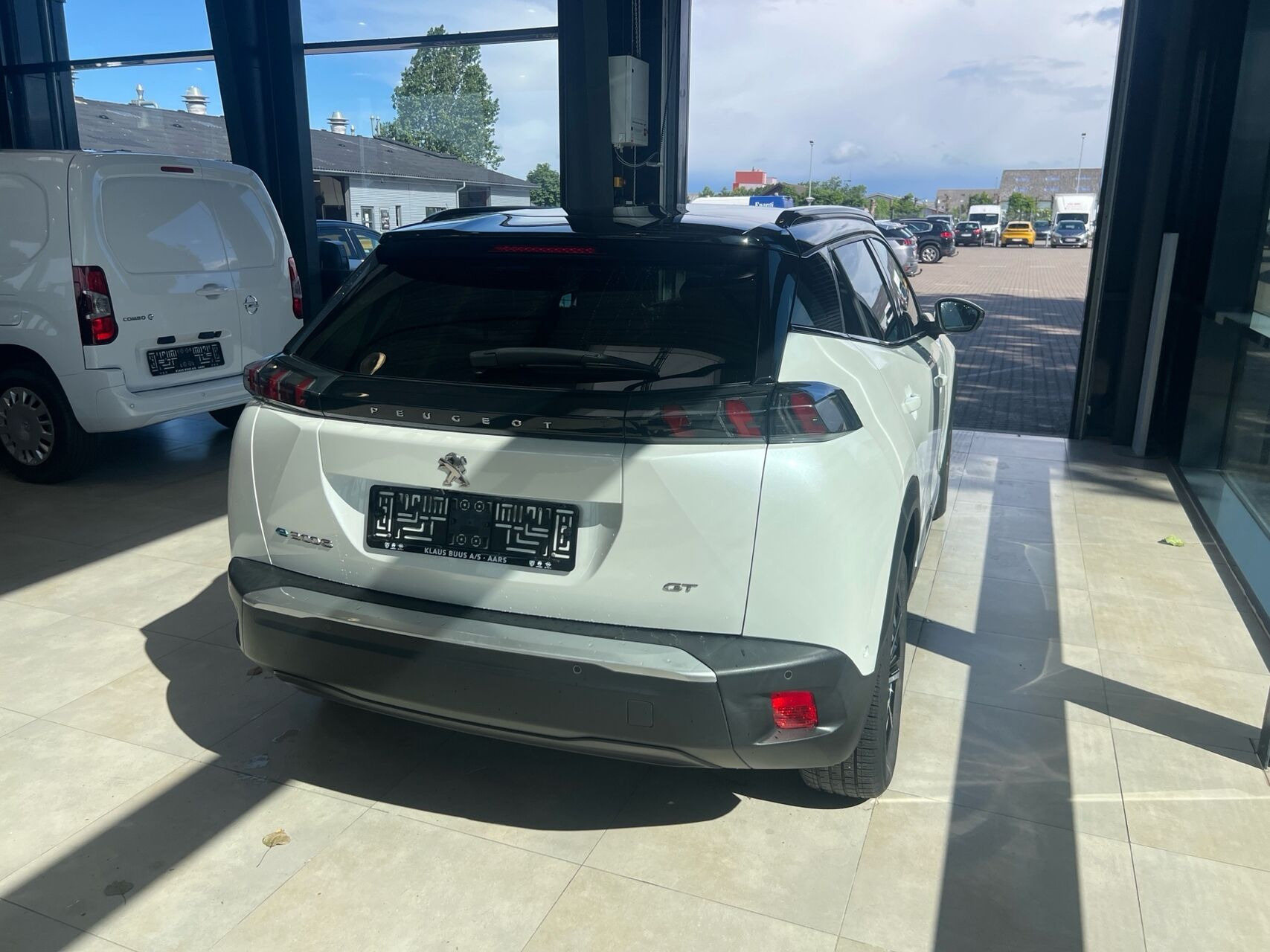 Hvid Peugeot e-2008 fra 2022