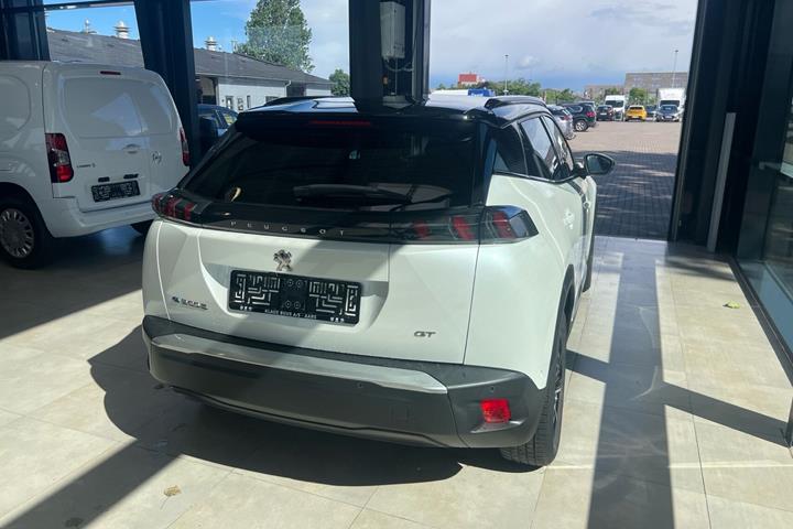 Hvid Peugeot e-2008 fra 2022