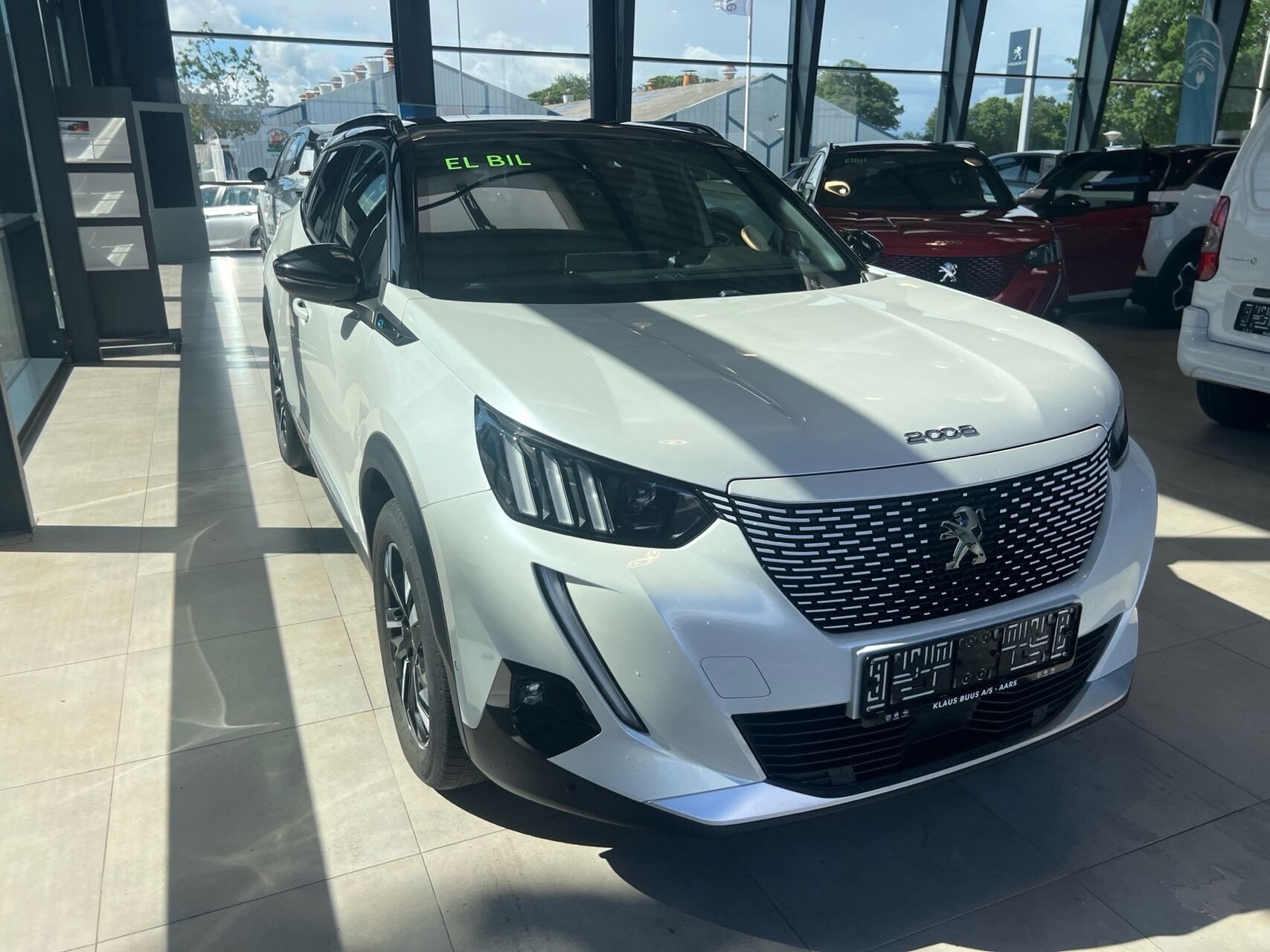 Hvid Peugeot e-2008 fra 2022
